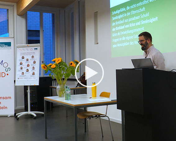 Bild zu «Schon gesehen? Das neue Vortragsvideo «Kinder lieben – auch wenn es schwierig wird» mit Dr. Oliver Dierssen»